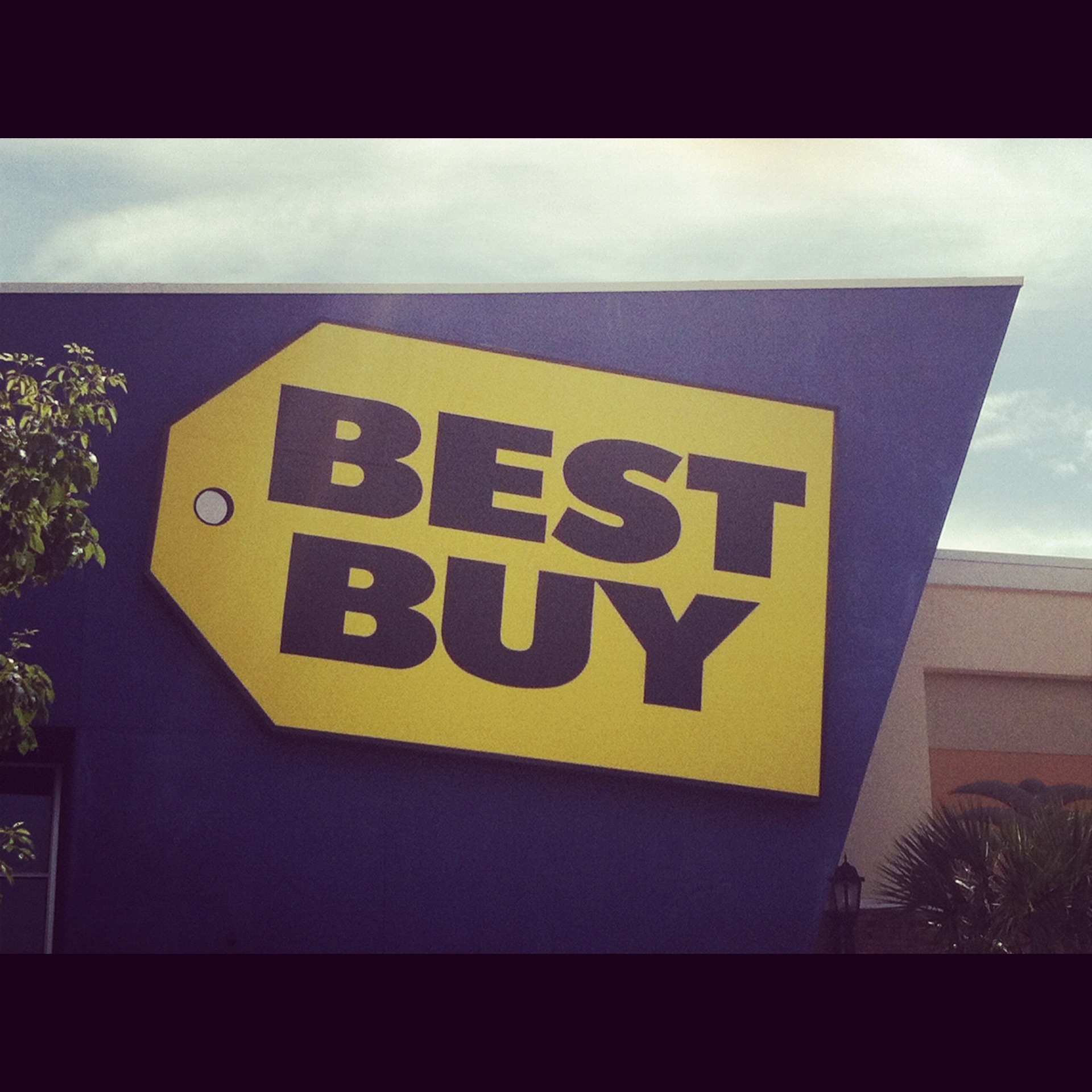 Celebrating the Holidays and Xbox 4GB with Kinect Giveaway #TresReyes @MiBestBuy @XBOX